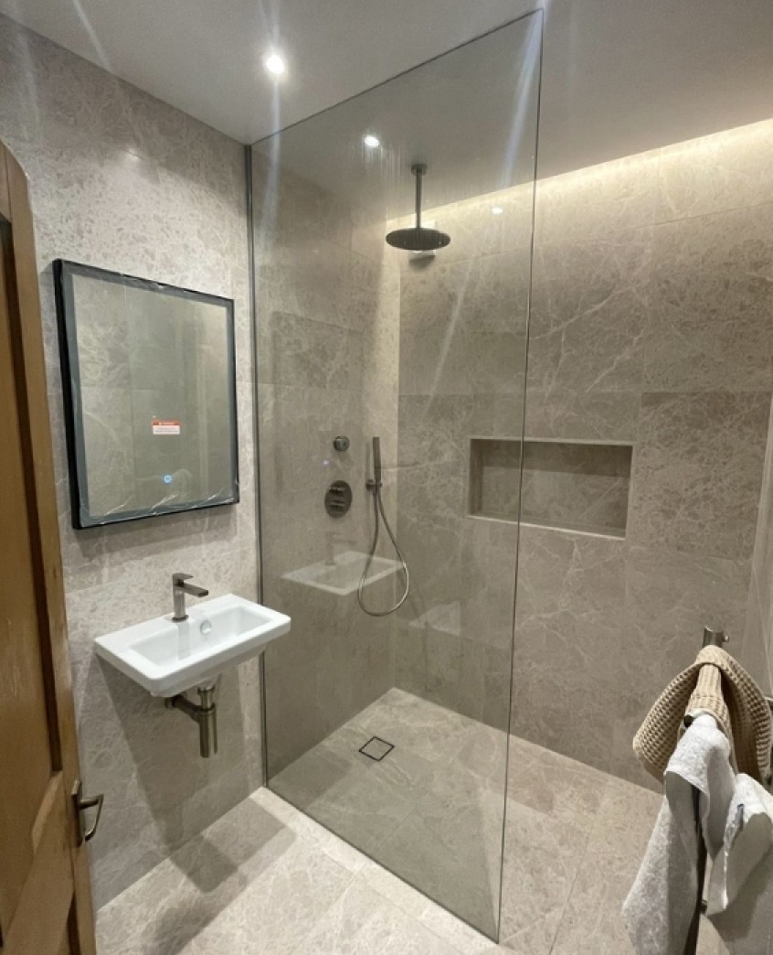 Vách tắm kính cường lực 10 ly
